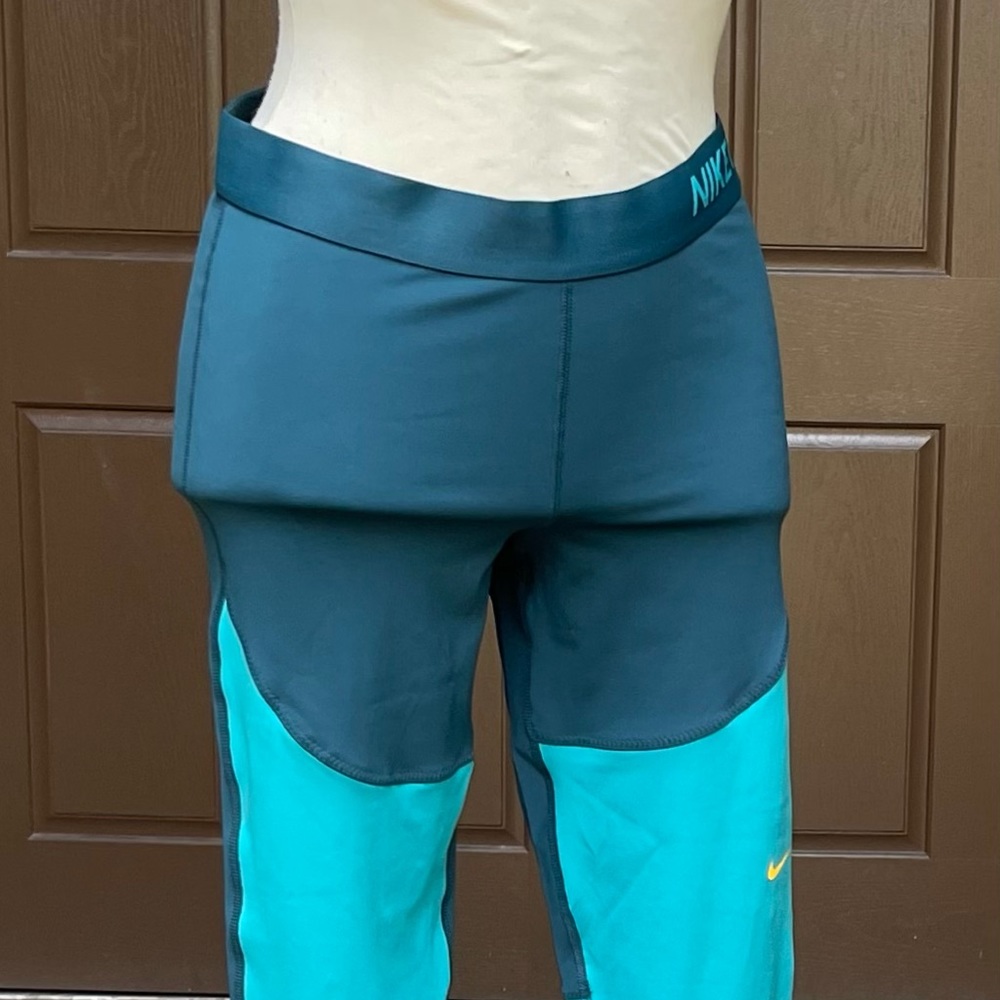 The Nike Pro tight fit leggings (green two tone)